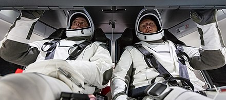 Gli astronauti della NASA Doug Hurley e Bob Behnken a bordo della Crew Dragon di SpaceX, l'astronave che li trasporterà alla Stazione Spaziale Internazionale come parte del Programma di equipaggio commerciale della NASA.