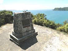 Memorial de la observación del tránsito de Mercurio por James Cook situado en Shakespeare Cliff, una elevación cecana a Cook's Beach en Mercury Bay, localización que no se corresponde con la del lugar donde se realizaron las observaciones.