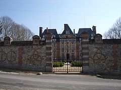 Grille et murs du château.