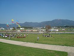 遠賀川河川敷より福智山系を臨む。最も高い山が福智山。