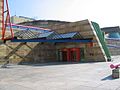 Neue Staatsgalerie yn Stuttgart, fan James Stirling en Michael Wilford, 1984.