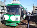 若林駅を出た直後、若林踏切の手前で信号待ちをする世田谷線車両。 （後方より。車両奥が環七通り。）