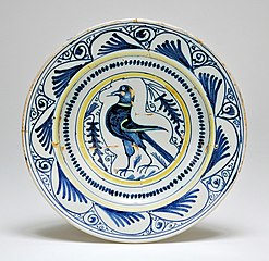 Plat avec oiseau stylisé, famille italo-mauresque, Faenza, milieu du XVe siècle.