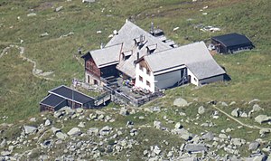 Furtschaglhaus Gesamtansicht, vorne links die Bergstation der Materialseilbahn, links Hüttenzustieg Schlegeis, rechts Weg zum Schönbichler Horn (Berliner Hütte), unten Zustieg Großer Möseler/Nevesjoch