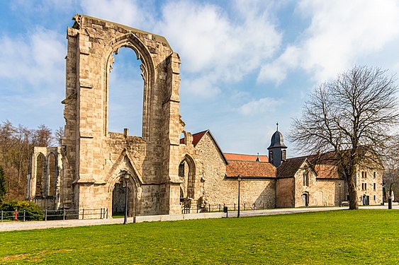 Kloster Walkenried – Blick von Westen auf die Klosteranlage mit der Ruine der Klosterkirche (links) und dem Klausurgebäude (rechts)