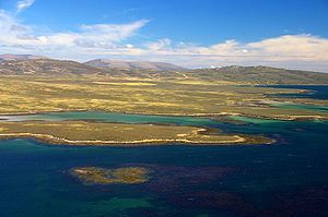 Panorama Zapadnog Falklanda sa obližnjeg otoka Keppel