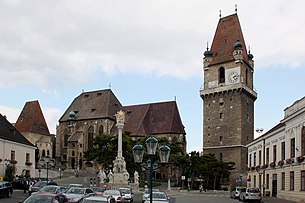 Perchtoldsdorfer Hauptplatz: til venstre Martinskirche, i midten Pfarrkirche, til højre Wehrturm og forgrunden pestsøjlen