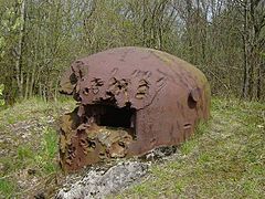 Cloche GFM du bloc 2 de l'ouvrage du Kerfent, dont les créneaux sont enfoncés et la cuirasse percée.