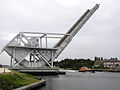 De nieuwe Pegasusbrug in geopende toestand