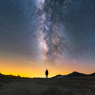 Terzo posto: la Via Lattea sovrastante una persona, nel parco di Trona Pinnacles, in California. – Attribuzione: Ian Norman (http://www.lonelyspeck.com)(cc-by-sa-2.0)