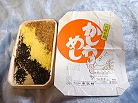 かしわめし。左はご飯280gで奈良漬のみ、右はご飯350gで奈良漬、うぐいす豆、しそこんぶが入っている