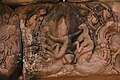 Détail du linteau de la porte principale du gopura oriental externe: Krishna combattant Kaliya, le naga à cinq têtes