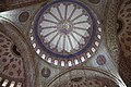 Hauptkuppel im Inneren der de:Sultan-Ahmed-Moschee in Istanbul, Türkei