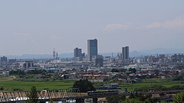 富久山町の高台から望む郡山市街地 手前の列車は磐越東線