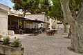 Place Gilles Leontin mit dem Café du Commerce