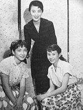 1954年に岸惠子（中央）、久我美子（右）とともに「文芸プロダクションにんじんくらぶ」を設立した。