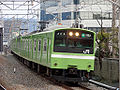 ウグイス色の関西本線（大和路線）の普通電車。おおさか東線の車両も同じウグイス色であるため、方向幕にラインカラーを表示することによりどの路線の列車であるかを判別できるようになっていた。なお写真の201系電車は方向幕がLEDに改造されたため、ラインカラーの表示は終了した。