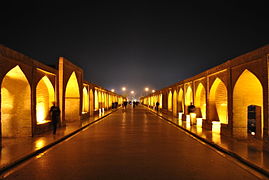 Vista nocturna del carrer interior