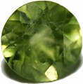 Peridot chứa bao thể màu sữa.