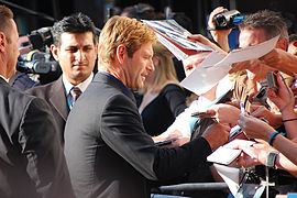 Aaron Eckhart signe des autographes à la première européenne du film The Dark Knight en 2008.