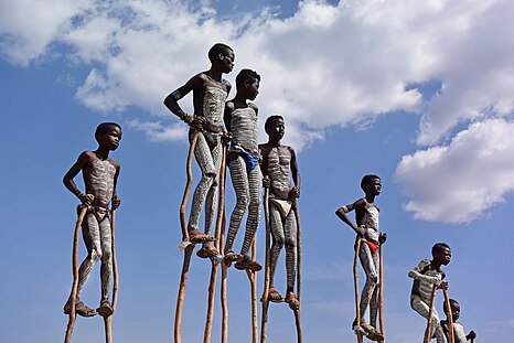 Second place: Banna children in Ethiopia with traditional body painting, playing on wooden stilts. Atribuição: WAVRIK (CC-BY-SA 4.0) 299 votes