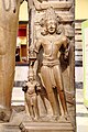 Indien: de:Nationalmuseum Neu-Delhi, Steinstatue des Sonnengottes de:Surya aus de:Konark, Orissa, mit Seitenfiguren, 13. Jahrhundert n. Chr.