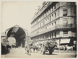 La rue de la Lingerie et en arrière plan les Halles