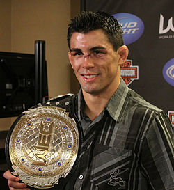 Dominick Cruz WEC:n mestaruusvyön kanssa