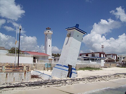 Faro inclinado de Puerto Morelos, Q.Roo