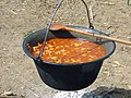 [2] Een ketel gevuld met goulash.