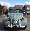 Citroën 2CV de 1957. Le trou rond dans la calandre permet d'insérer la manivelle de démarrage.