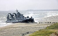 Um barco de desembarque classe Zubr desembarcando fuzileiros russos durante um exercício de treinamento.