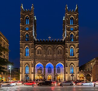 "Basílica_de_Notre-Dame,_Montreal,_Canadá,_2017-08-11,_DD_20-22_HDR.jpg" by User:Poco a poco