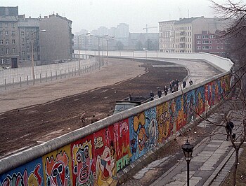 Die Berlynse Muur soos gesien vanuit Berlyn-Kreuzberg in 1986.