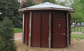 Sebuah kamera obscura seukuran ruangan di Universitas Carolina Utara, Chapel Hill. Sebuah lubang jarum dapat dilihat di sebelah kiri pintu.