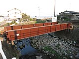 単線下路スルーガーダー橋 島原鉄道。スルーガーダーとすることにより、両端の橋桁のみで支えることが可能。