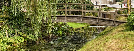 Hattem wooden bridge over the city moat. (west side.)