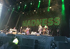 Madness op het Wirral-festival in 2017.