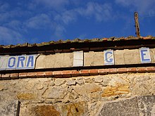 Photographie en couleurs des vestiges de la façade de l'arrêt du tram de Limoges