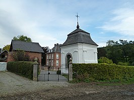 Op de achtergrond het kasteel, op de voorgrond in wit de kapel