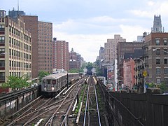 Las vías con vista al sur de la estación, y se puede ver un tren del Servicio 1.