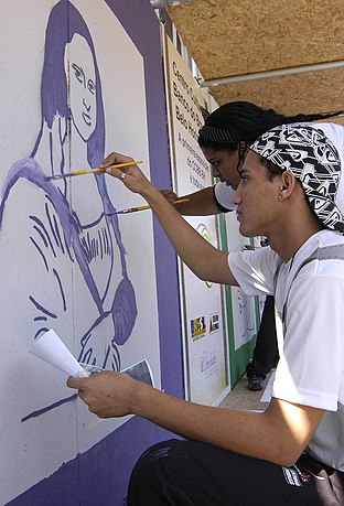 Artists copying the "Mona Lisa". The original picture is in the public domain, but both the derivative work (the copy of the picture) and this photograph would attract their own copyright. The names of the artists are not known but they and the photographer Lúcia Sebe were working for the copyright holder, the State of Minas Gerais (Brazil), which has released the rights under a "CC BY-SA 2.0" license.