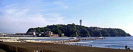 Enoshima vanop het strand van Fujisawa