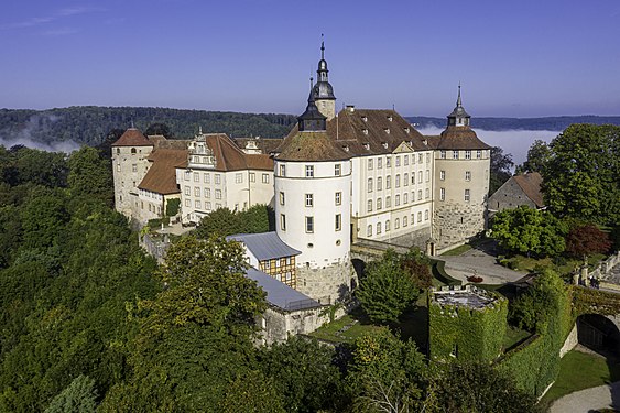 Schloss Langenburg über dem vernebelten Tal der Jagst