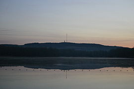 Photographie de la colline depuis un plan d'eau.