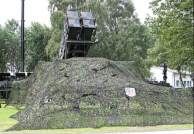 Toile de camouflage « forêt » sur un lanceur de missiles sol-air MIM-104 Patriot.