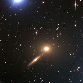 NGC 5091 (links) en NGC 5090