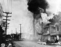 Un bâtiment en feu à Parañaque, près de Manille, après un bombardement japonais le 13 décembre 1941