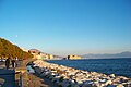 Via Caracciolo, sulla sinistra il Parco Cittadino di Napoli , sulla destra Castel dell'Ovo