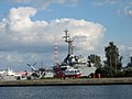 Polski śmigłowiec Mi-14PS w wersji ratownictwa morskiego (SAR), nr 5137. W tle okręt transportowo-minowy projektu 767 ORP Lublin (821)